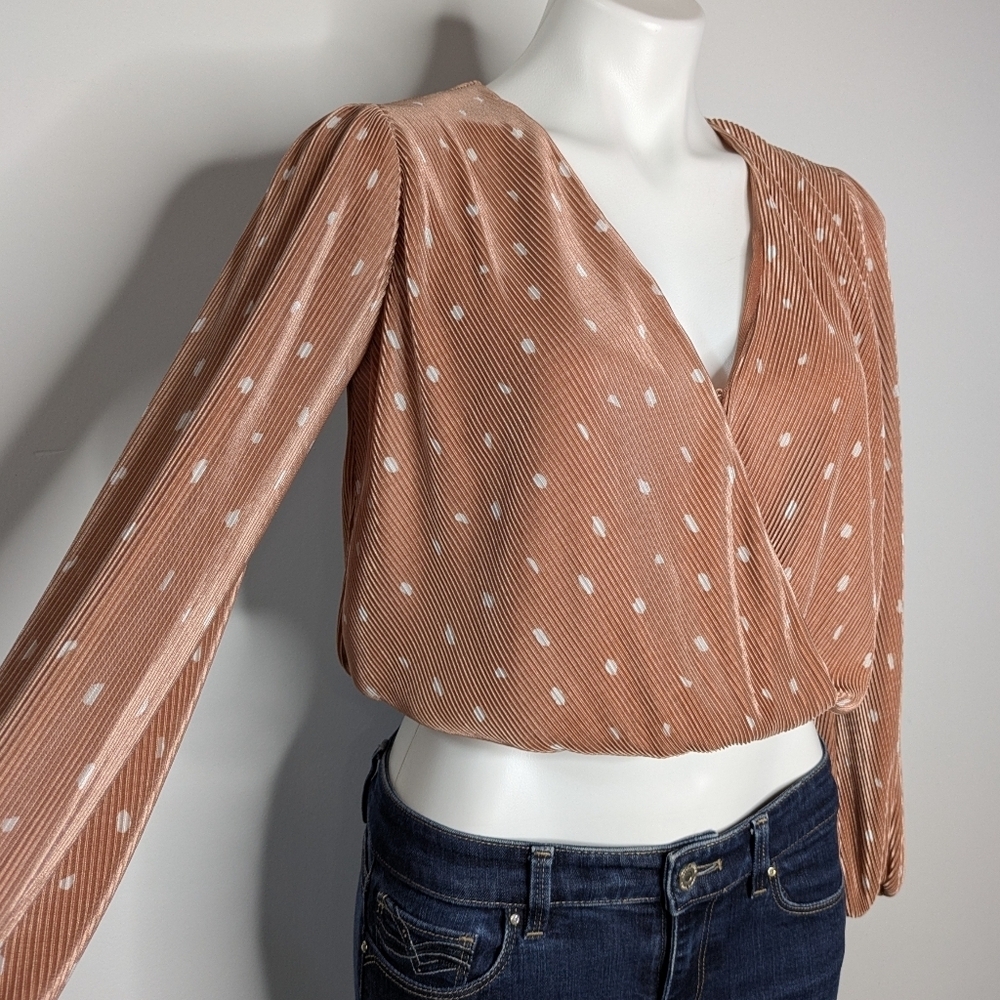 ASTR Tan White Polka Dot V Neck Faux Wrap Long Sleeve Crop Top Blouse XS - Picture 4 of 8